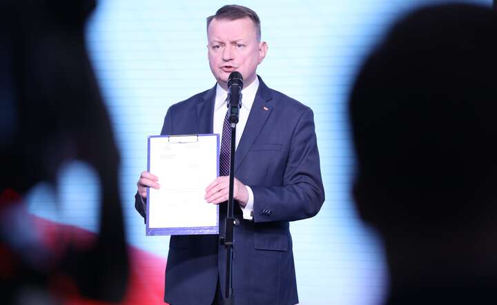 Szef klubu parlamentarnego PiS Mariusz Błaszczak zapowiada inicjatywę ustawodawczą ws. świadczeń dla Ukraińców w Polsce / autor: materiały prasowe / X @pisorgpl