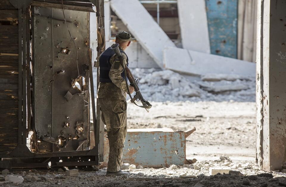 Ukraiński wojskowy na stanowisku podczas walk o Siewierodonieck / autor: PAP/EPA