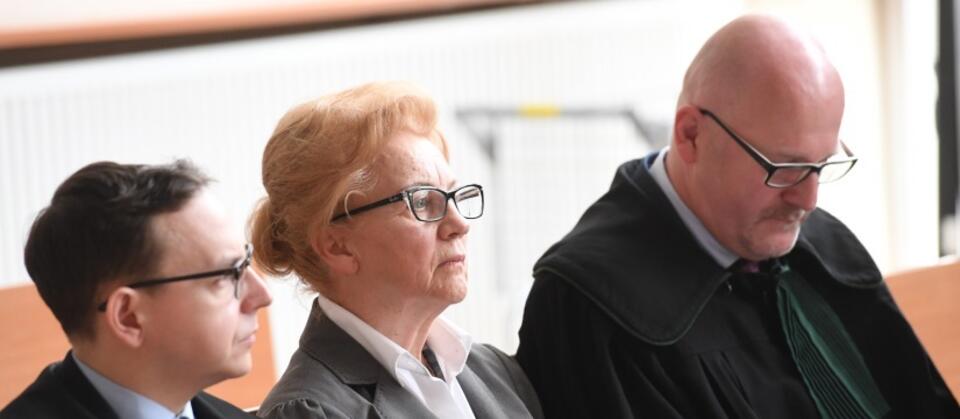 Krystyna Kornicka-Ziobro (C) oraz mecenasi Damian Jastrząb (L) i Adam Gomoła (P) na sali rozpraw Sądu Okręgowego w Krakowie / autor: PAP/Jacek Bednarczyk