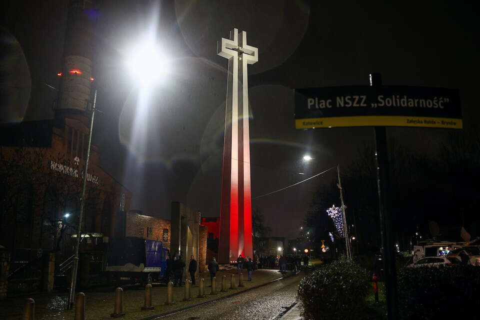 Upamiętnienie 43. rocznicy pacyfikacji kopalni "Wujek", 15 bm. w Katowicach, pod Krzyżem, Pomnikiem Górników Poległych 16 grudnia 1981 roku.  / autor: PAP/Jarek Praszkiewicz