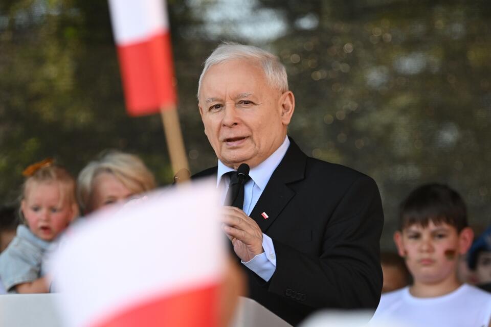 Wicepremier, prezes PiS Jarosław Kaczyński podczas pikniku wojskowego w Zawichoście. / autor: PAP/Piotr Polak