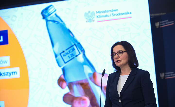 Wiceminister klimatu i środowiska Anita Sowińska podczas konferencji prasowej na temat systemu kaucyjnego / autor: PAP/Marcin Obara