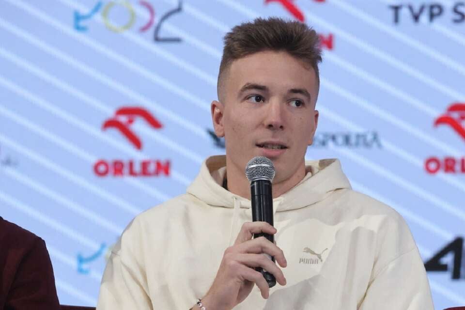 Polski lekkoatleta specjalizujący się w biegach przez płotki Jakub Szymański podczas konferencji prasowej poprzedzającej lekkoatletyczny mityng Orlen Cup Łódź 2025 / autor: PAP/Marian Zubrzycki