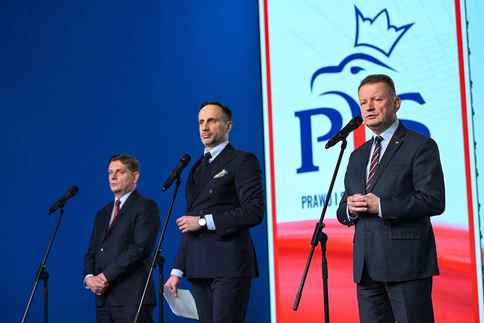 Na zdjęciu Mariusz Błaszczak, Janusz Kowalski i Bartosz Kownacki / autor: PAP/Marcin Obara