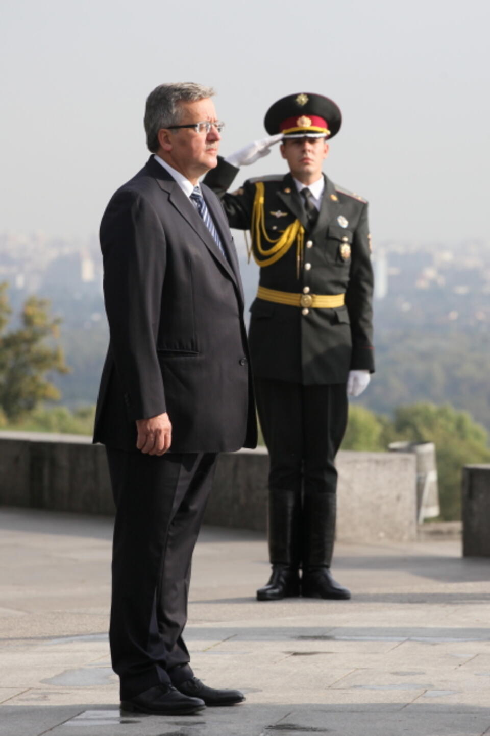 Bronisław Komorowski przed Grobem Nieznanego Żołnierza w Kijowie. Fot. PAP / Paweł Supernak