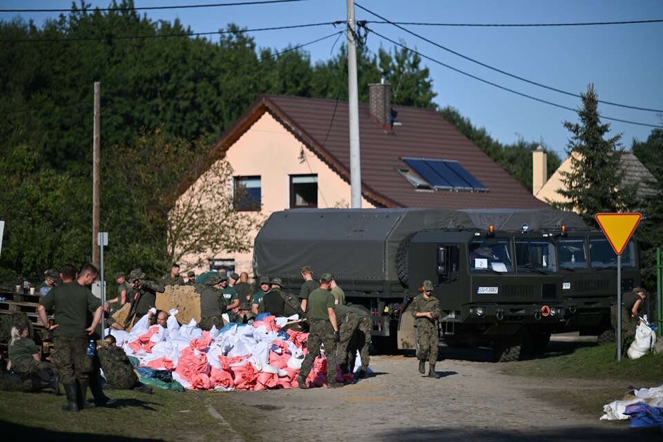 Wojsko Polskie walczy z powodzią / autor: PAP/Maciej Kulczyński