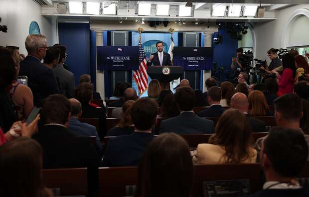 Wiceprezydent USA J.D. Vance podczas briefingu w Białym Domu / autor: PAP/EPA/SAMUEL CORUM / POOL