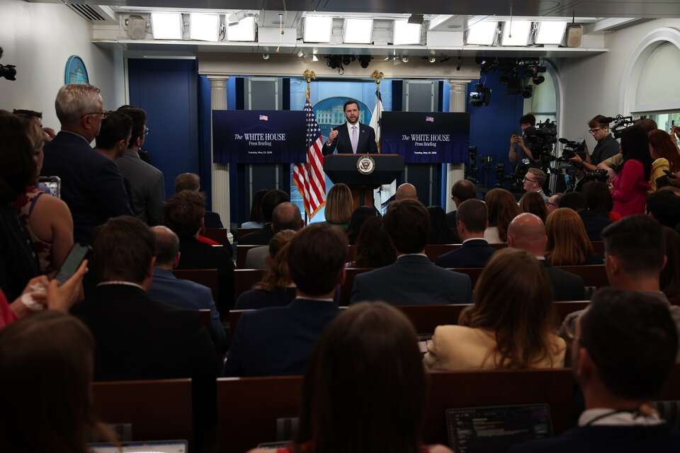 Wiceprezydent USA J.D. Vance podczas briefingu w Białym Domu / autor: PAP/EPA/SAMUEL CORUM / POOL