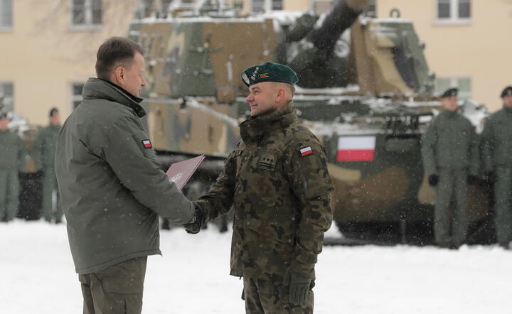 Mariusz Błaszczak i dowódca 1. Mazurskiej Brygady Artylerii płk. Mariusz Majerskii   / autor: PAP