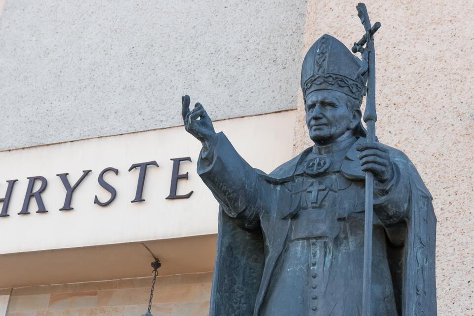 Pomnik papieża Jana Pawła II  / autor: Pixabay/Anna Sulencka