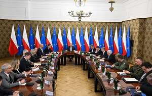 Premier Donald Tusk (C) przewodniczy spotkaniu Zespołu Koordynacyjnego w sprawie sytuacji na Bliskim Wschodzie. / autor: PAP/Radek Pietruszka