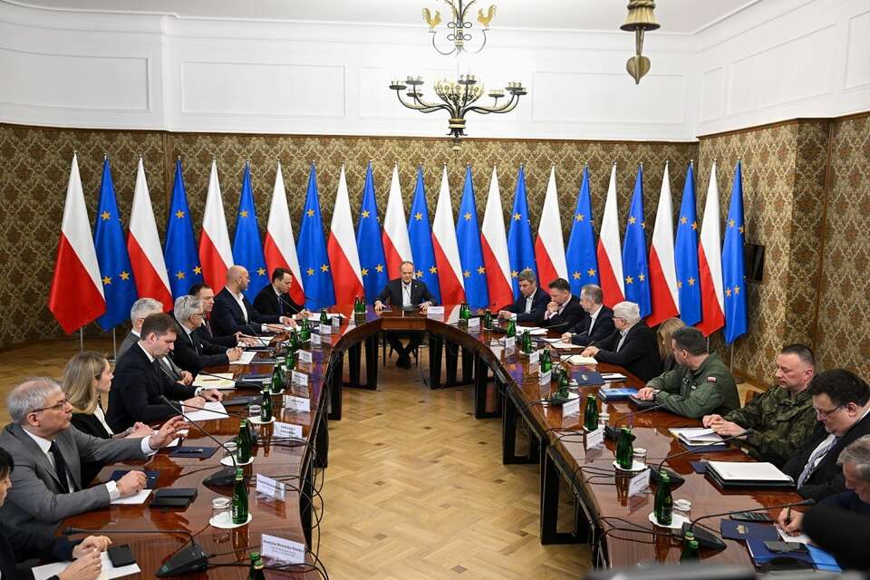 Premier Donald Tusk (C) przewodniczy spotkaniu Zespołu Koordynacyjnego w sprawie sytuacji na Bliskim Wschodzie. / autor: PAP/Radek Pietruszka