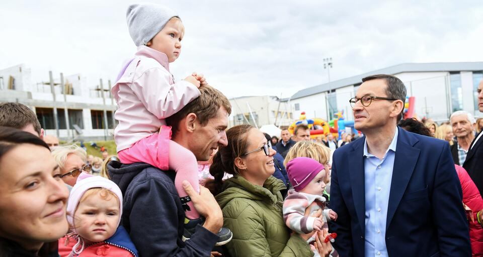 Prime Miniester Morawiecki among Polish families in Kielno / autor: PAP/Adam Warżawa