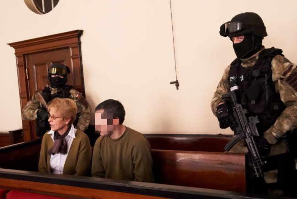 Pochodzący z Azerbejdżanu Samir S. (P), podejrzany o zabójstwo trzyosobowej rodziny w Gdańsku, podczas ogłoszenia postanowienia sądu w jego sprawie, 18 bm.  Fot. PAP/Adam Warżawa 