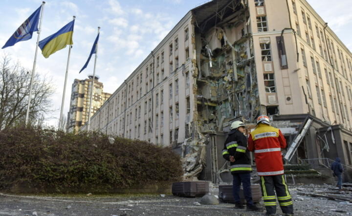Strażacy przed budynkiem hotelu trafionego rosyjska rakieta 31 grudnia / autor: PAP/EPA/OLEG PETRASYUK