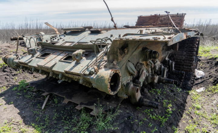 Wrak zniszczonego w walkach na Ukrainie czołgu rosyjskiego  / autor: PAP/Mykola Kalyeniak