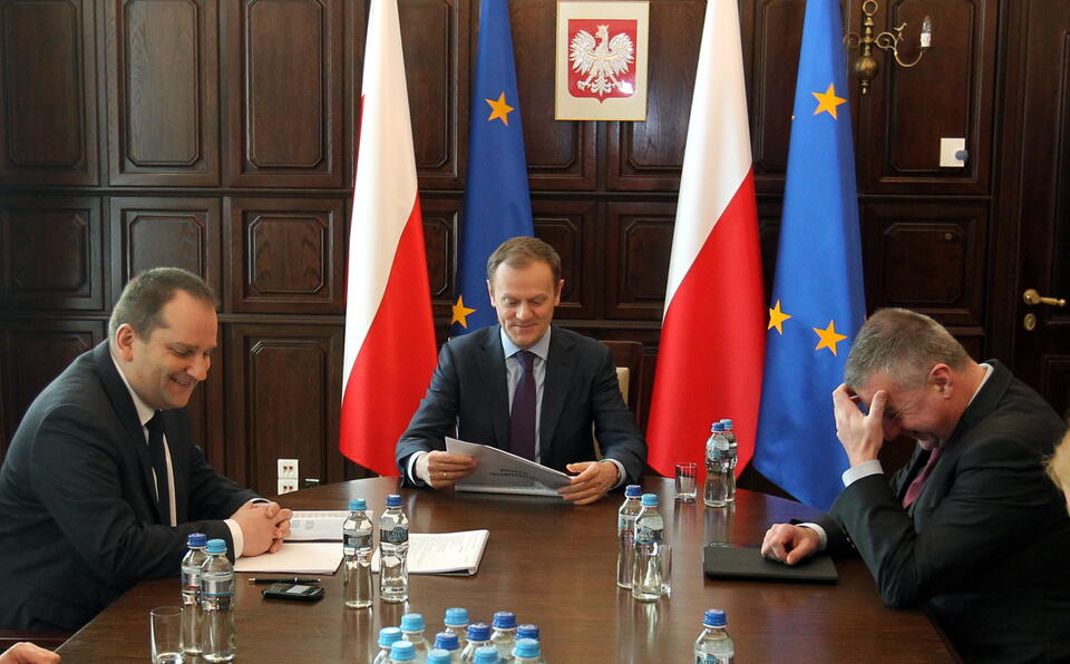 Tomasz Arabski, Donald Tusk i Pawel Grś w czasie przeglądu ministerstw. Fot. PAP / Radek Pietruszka