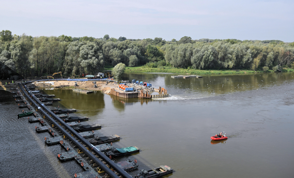 Rurociąg na moście pontonowym w Warszawie / autor: PAP/Radek Pietruszka