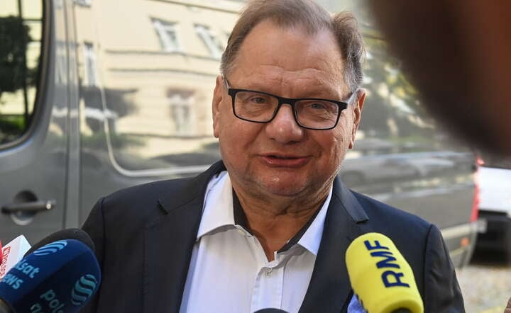 Członek PKW Ryszard Kalisz rozmawia z mediami przed siedzibią Państwowej Komisji Wyborczej w Warszawie / autor: PAP