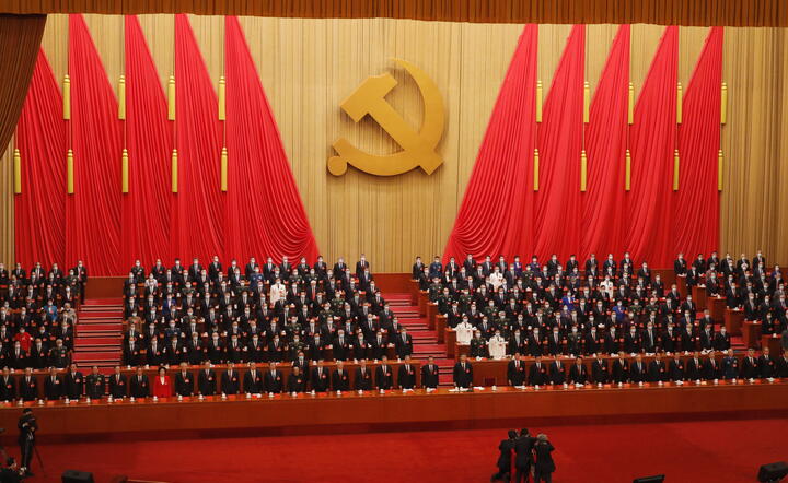 Xi Jinping i delegaci podczas 20-go kongresu KPCh. Prezydent Xi dąży do absolutnej władzy w Chinach i nowego porządku na świecie / autor: fotoserwis PAP