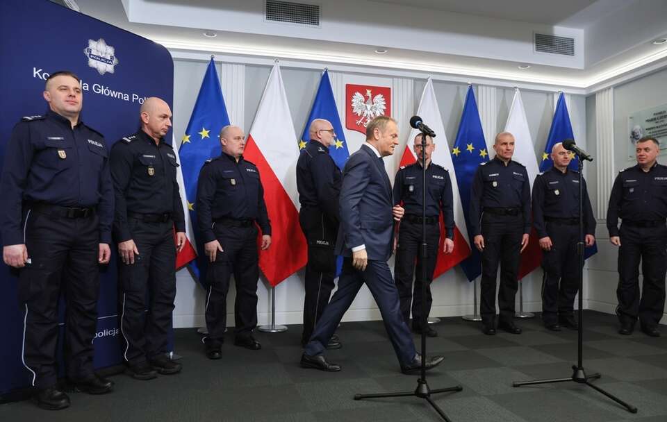 Tusk wykorzystał policjantów w czasie kampanii