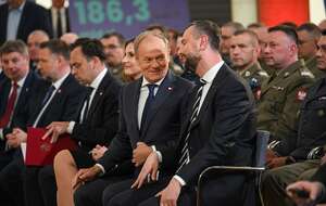 Premier Donald Tusk i wicepremier, szef MON Władysław Kosiniak-Kamysz  podczas podpisania umowy pożyczkowej w ramach programu SAFE / autor: PAP/Marcin Obara