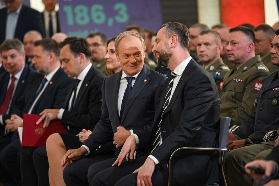 Premier Donald Tusk i wicepremier, szef MON Władysław Kosiniak-Kamysz  podczas podpisania umowy pożyczkowej w ramach programu SAFE / autor: PAP/Marcin Obara