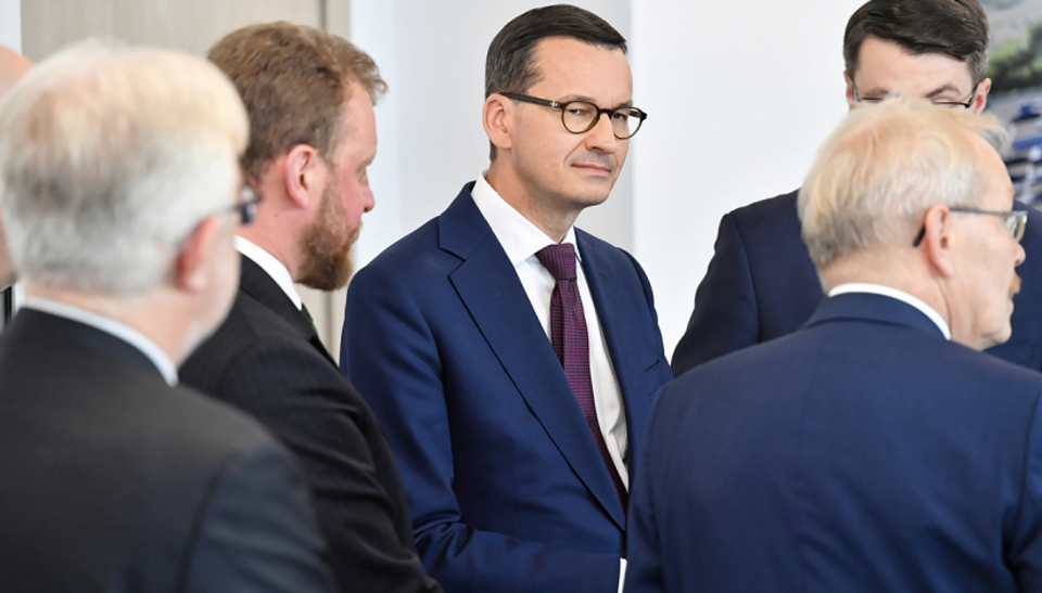 Premier Mateusz Morawiecki uczestniczy w spotkaniu dotyczącym podpisania umowy na rewitalizację i rozbudowę Centrum Onkologii / autor: PAP/Piotr Nowak
