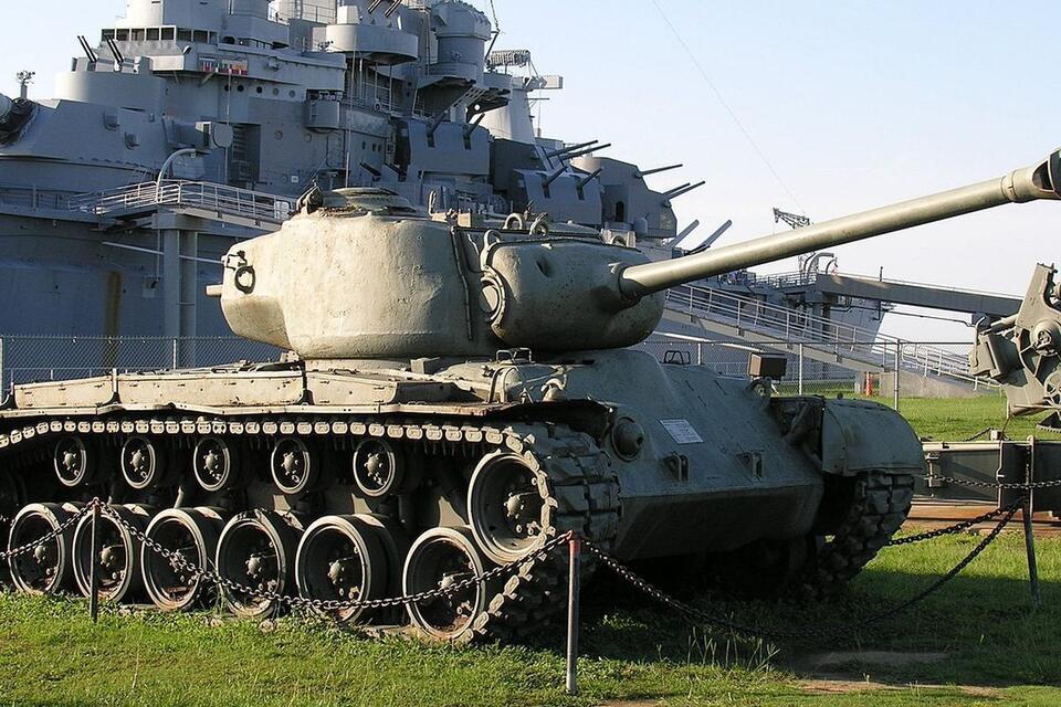 M26 Pershing / autor: WikimediaCommons/ https://commons.wikimedia.org/wiki/File:M26_Pershing_tank_at_USS_Alabama.jpg