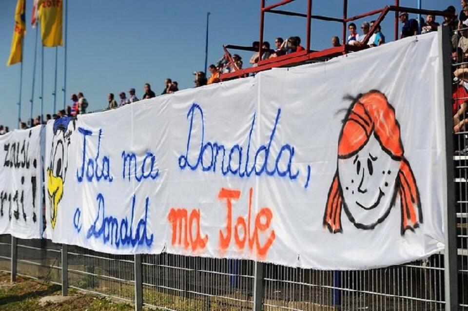 Takie transparenty zawisły w całej Polsce. Zdjęcie za http://www.dlapolski.pl