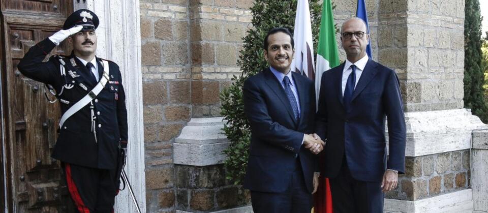 Minister spraw zagranicznych Kataru Sheikh Mohammed Bin Abdulrahman Bin Jassim Al-Thania podczas spotkania z szefem włoskiego MSZ Angelino Alfano  / autor: PAP/EPA