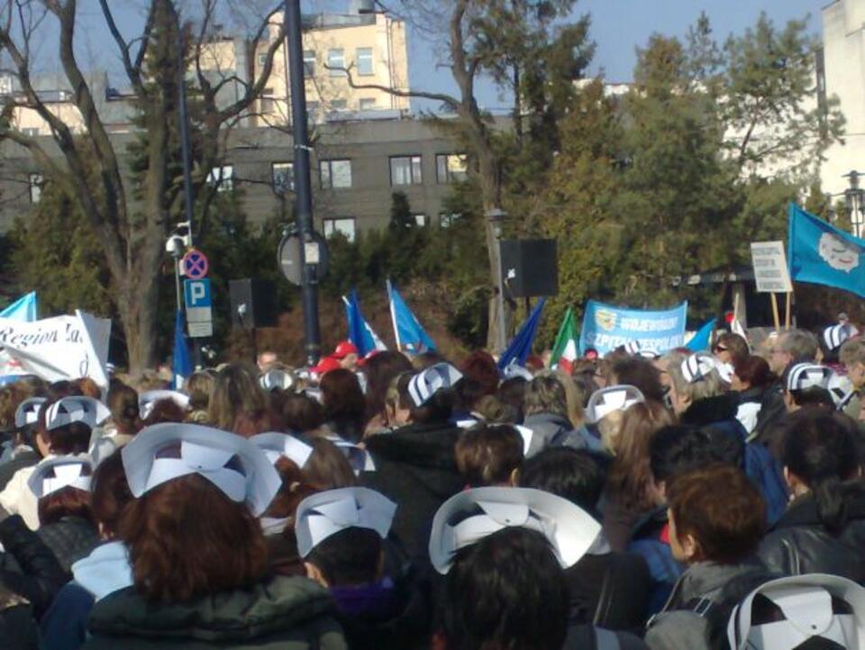 Środa, manifestacja pielęgniarek pod Sejmem. Ani herbaty, ani Sławka Sierakowskiego ani innych celebrytów nie było... 