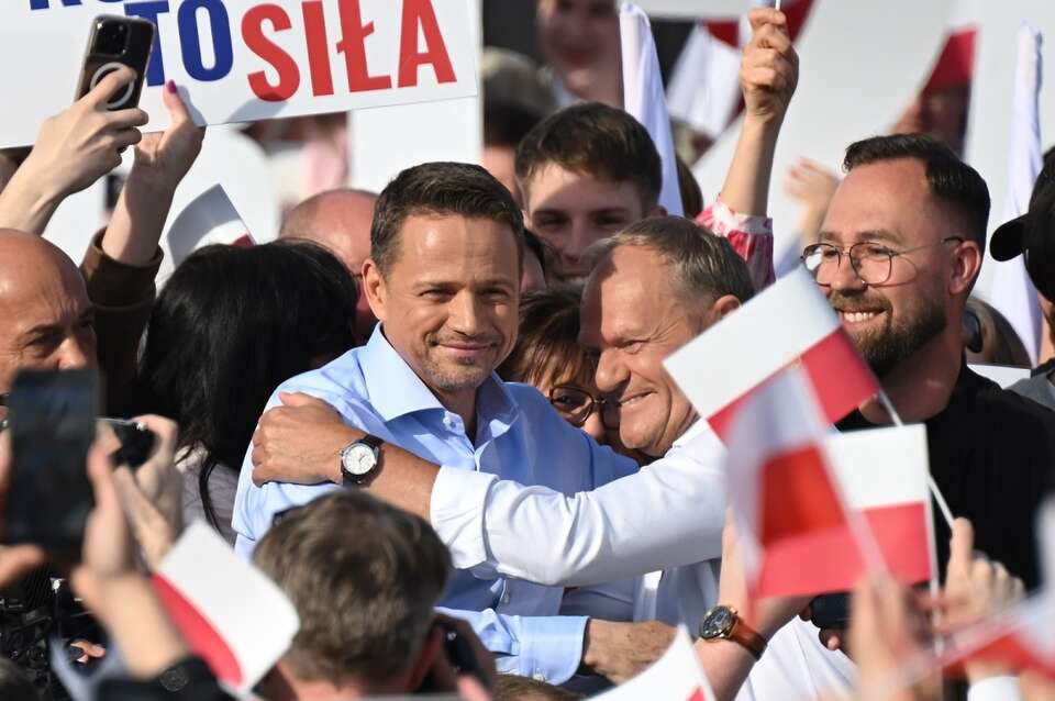 Rafał Trzaskowski i Donald Tusk w uścisku podczas wiecu w Sopocie / autor: PAP/Adam Warżawa