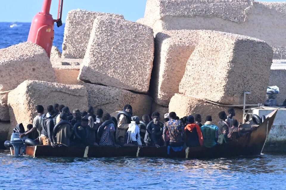Nielegalni imigranci na Lampedusie  / autor: PAP/EPA