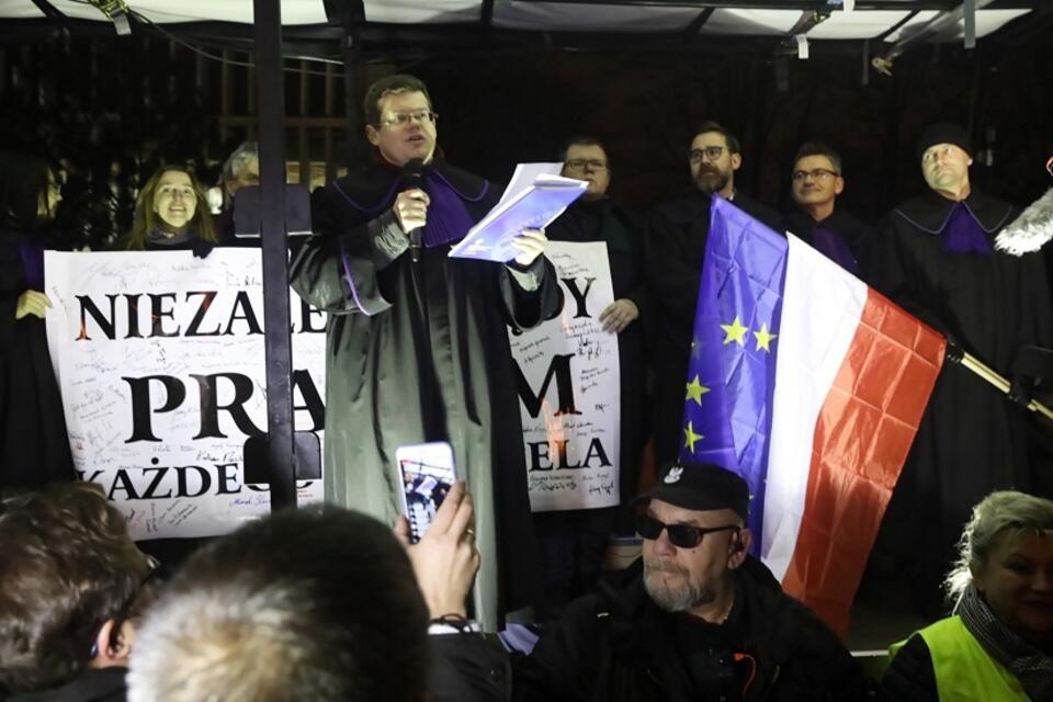 Prezes "Iustitii" Krystian Markiewicz przemawia do uczestników "Marszu Tysiąca Tóg" / autor: PAP/Tomasz Gzell