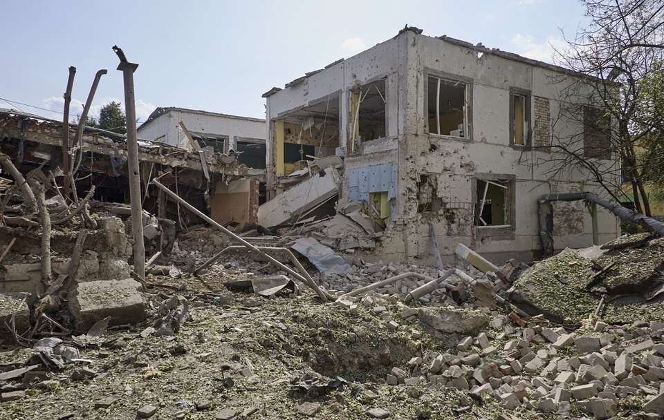 Efekt ataku bombowego na szkołę w Charkowie / autor: PAP/EPA/SERGEY KOZLOV