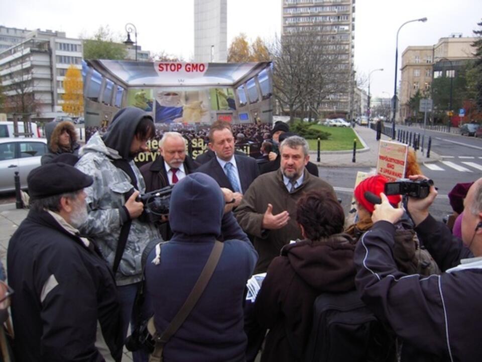 Poseł Ardanowski na manifestacji przeciwników GMO, fot. M. Czutko