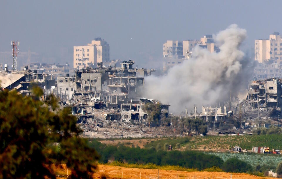 Widok zniszczonych w wyniku izraelskiego ostrzału budynków północnej części Strefy Gazy / autor: PAP/EPA/HANNIBAL HANSCHKE