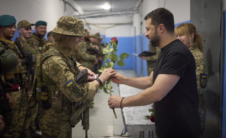 Prezydent Ukrainy Wołodymyr Zełenski wręczył odznaczenia bojowe żołnierzom walczącym z Rosjanami pod Bachmutem / autor: PAP/EPA/PRESIDENTIAL PRESS SERVICE