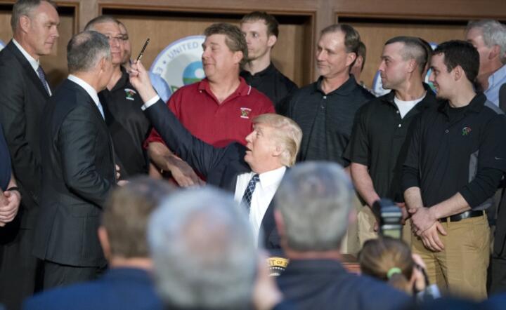 Prezydent Donald Trump podpisał dokument w  obecności przedstawicieli branży górniczej, fot. PAP/EPA/Ron Sachs