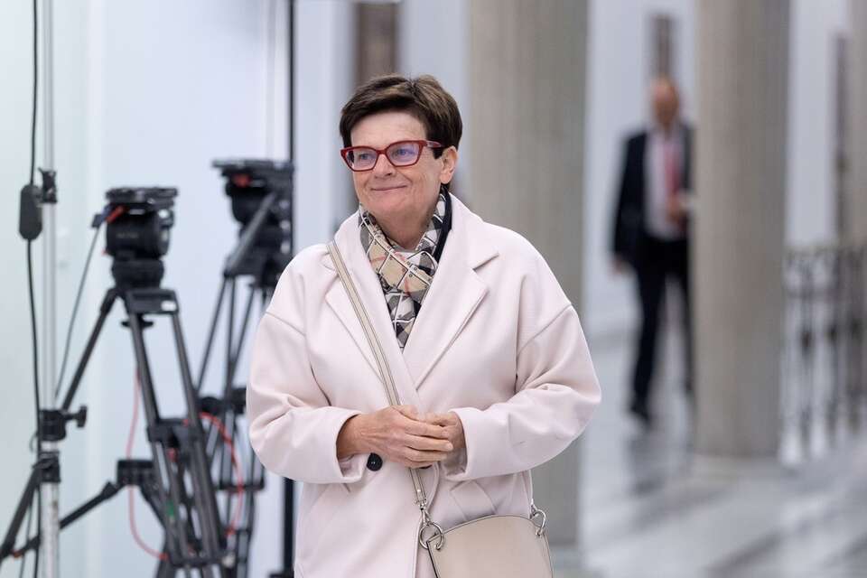 Śledztwo prokuratury. W tle karetka i posłanka KO Szumilas