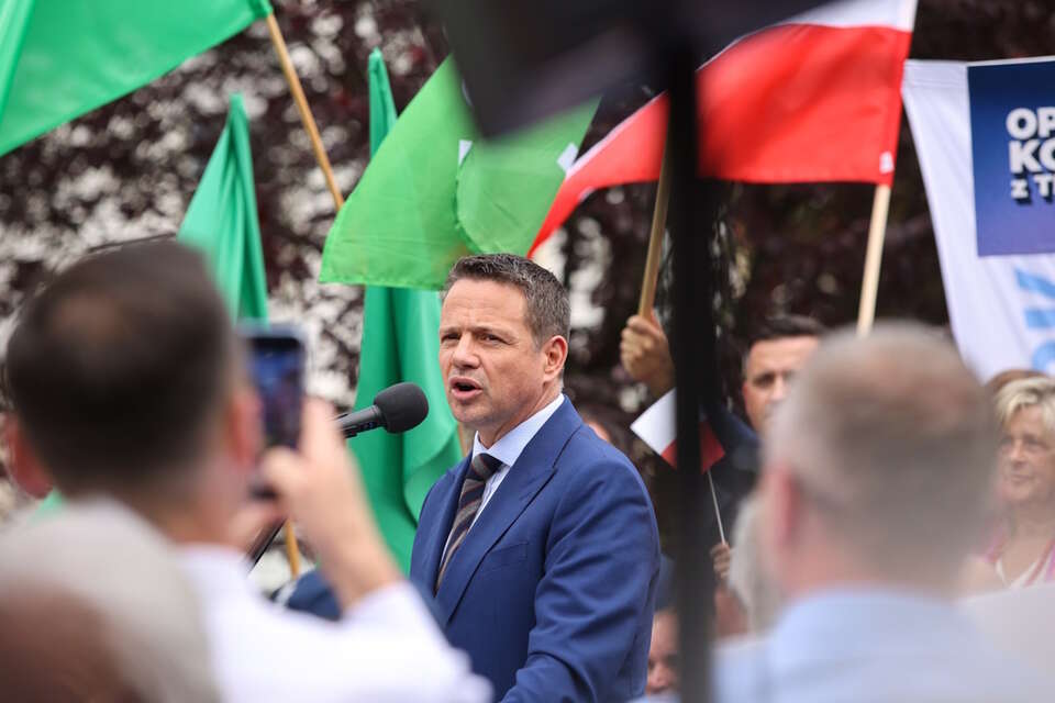Trzaskowski na spotkaniu z wyborcami w Kluczborku / autor: PAP/Krzysztof Świderski