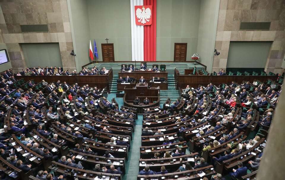 Posłowie na sali plenarnej na posiedzeniu Sejmu / autor: PAP/Tomasz Gzell