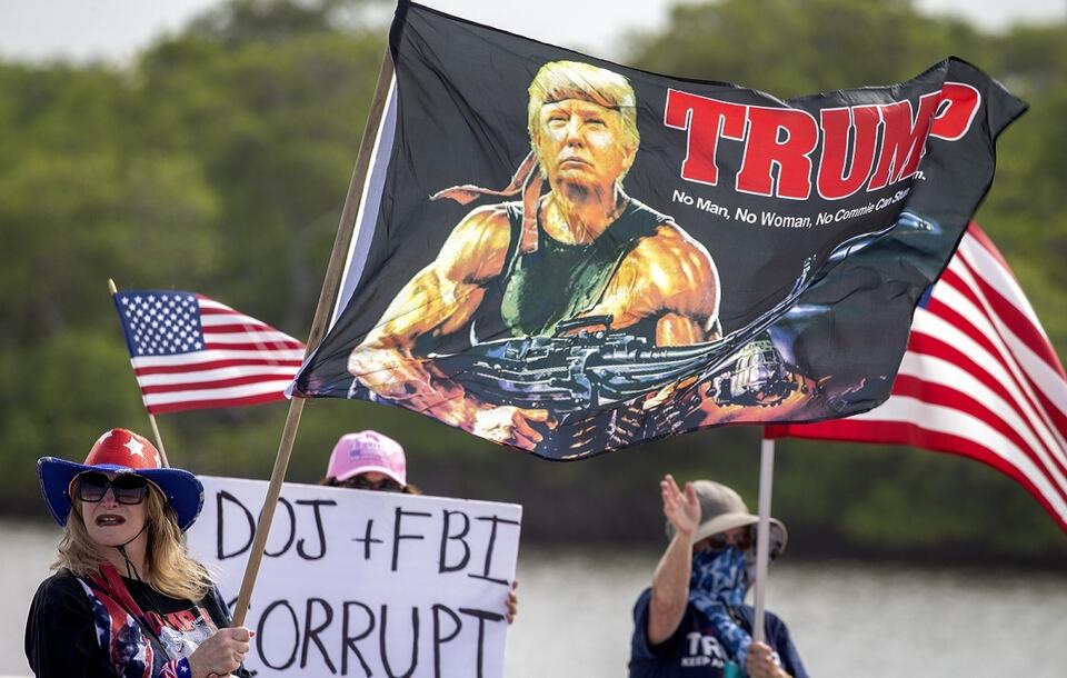 Protesty zwolenników b. prezydenta USA Donalda Trumpa po przeszukaniach w jego rezydencji / autor: PAP/EPA