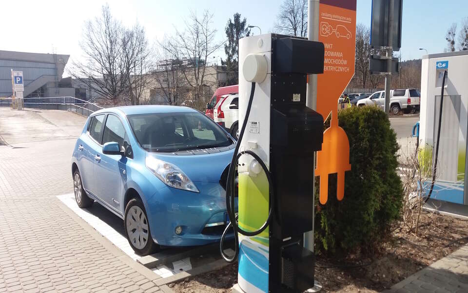 Na zdjęciu samochód elektryczny przy stacji ładującej / autor: Fratria