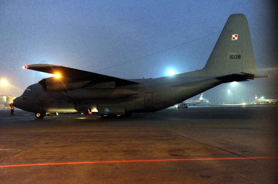 Samolot C-130 Hercules z ciałami pięciu polskich żołnierzy, którzy zginęli w środę (21 bm.) w Afganistanie wylądował, 23 bm. na wojskowej części warszawskiego lotniska Okęcie. PAP/Grzegorz Jakubowski