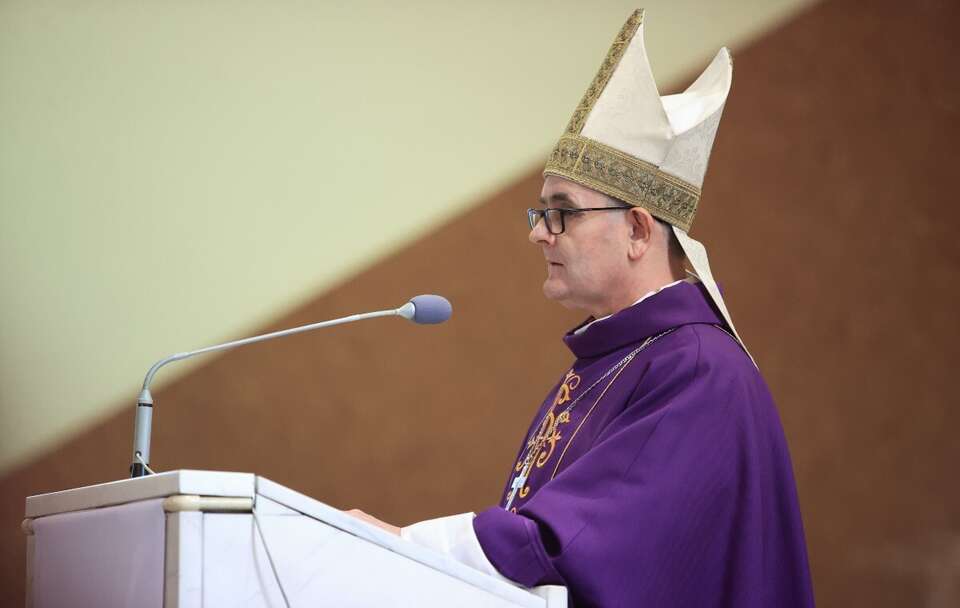 Metropolita katowicki abp Andrzej Przybylski podczas mszy św. w 44. rocznicę pacyfikacji kopalni Wujek w Kościele pw. Podwyższenia Krzyża Świętego w Katowicach / autor: PAP/Jarek Praszkiewicz