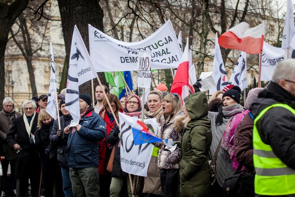 Demonstracja KOD-u pod siedzibą TK / autor: Fot. wPolityce.pl