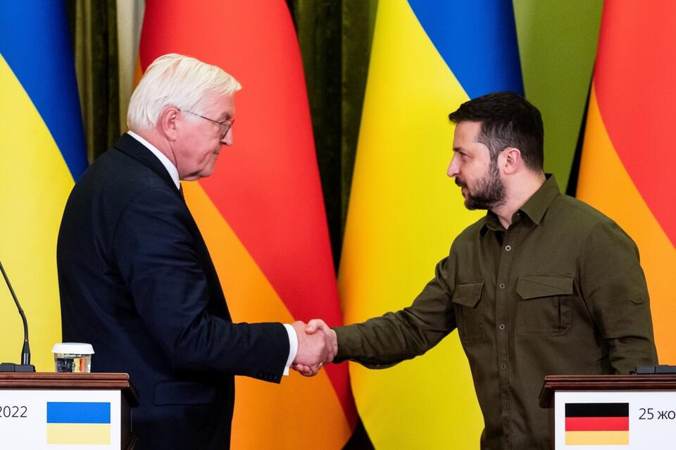 Prezydenci Niemiec Frank-Walter Steinmeier (L) i Ukrainy Wołodymyr Zełenski (P) podczas konferencji prasowej po spotkaniu w Kijowie. / autor:  PAP/Viacheslav Ratynskyi