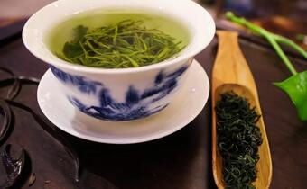 Ten składnik zielonej herbaty może chronić przed COVID-19!